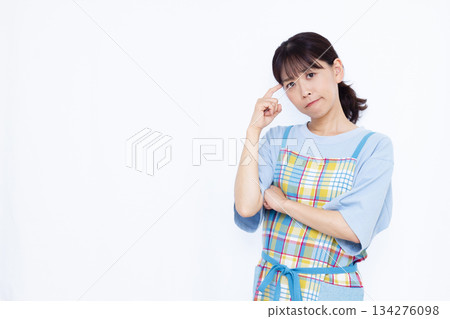 一位家庭主婦抱著頭，陷入困境 134276098