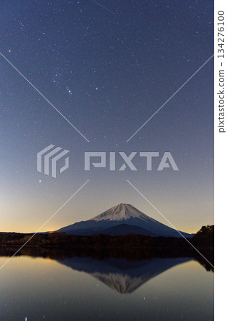 【山梨縣】從精進湖眺望星空和富士山。 134276100