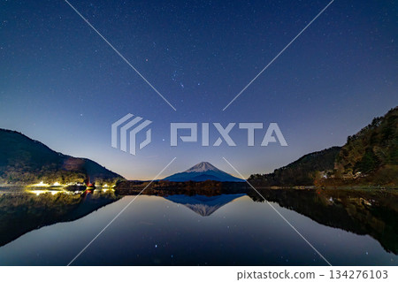 【山梨縣】從精進湖眺望星空和富士山。 134276103