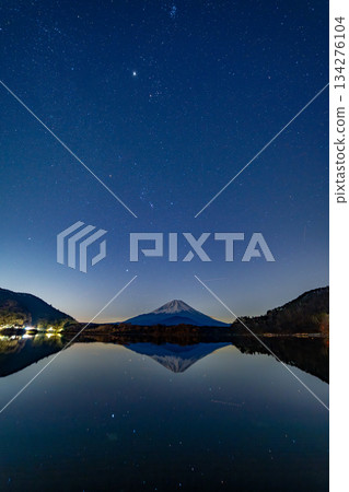 [Yamanashi Prefecture] A starry sky and Mount Fuji as seen from Lake Shoji 134276104