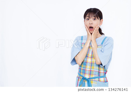 家庭主婦微笑和驚訝 134276141