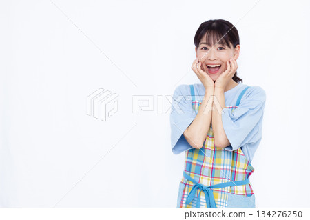家庭主婦微笑和驚訝 134276250