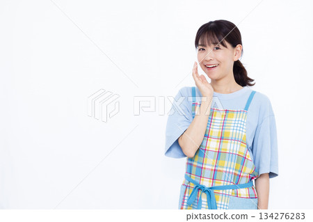 輕聲細語的家庭主婦 134276283