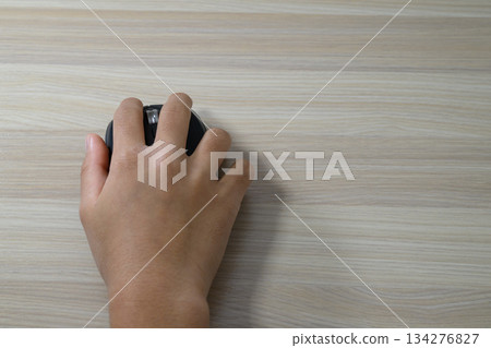 無線滑鼠和木紋桌 134276827