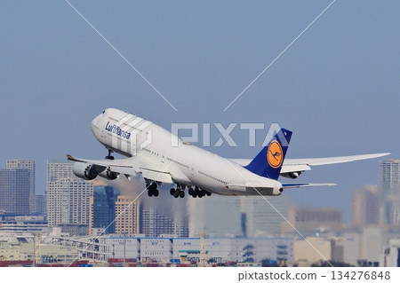 起飛，一架客機正在爬升。一架漢莎航空的飛機從羽田機場起飛。 134276848