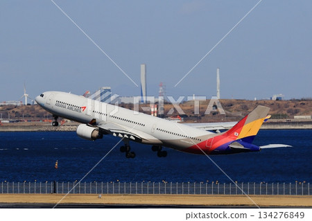 起飛,韓亞航空客機從羽田機場起飛 起飛,韓亞航空客機從羽田機場起飛 134276849