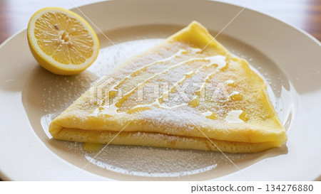 經典的檸檬糖可麗餅，上面撒著閃閃發光的糖粉。 134276880