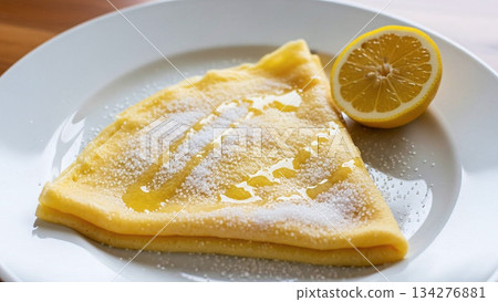 經典的檸檬糖可麗餅，上面撒著閃閃發光的糖粉。 134276881