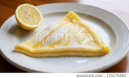 經典的檸檬糖可麗餅，上面撒著閃閃發光的糖粉。 134276884