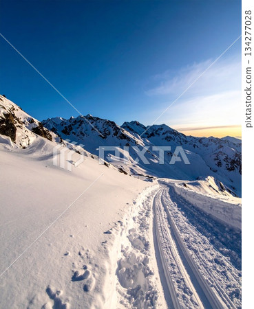 【AI生成影像】清晨,雪山地區景色令人心曠神怡,美不勝收。 【AI生成影像】清晨,雪山地區景色令人心曠神怡,美不勝收。 134277028
