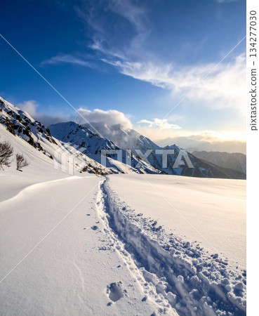 【AI生成影像】清晨，雪山地區景色令人心曠神怡，美不勝收。 134277030
