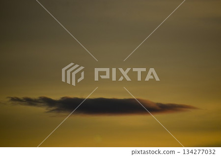 絢麗多彩的日落雲彩每時每刻都在變換形狀。 134277032