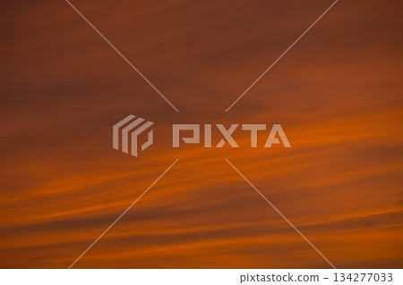 絢麗多彩的日落雲彩每時每刻都在變換形狀。 134277033