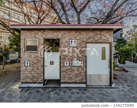 公園洗手間入口處張貼的象形圖 134277099