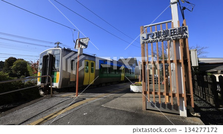 Higashi-Yokota Station on the JR Kururi Line, with a Kururi Line train starting to move on the platform 134277172