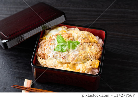 一份豐盛的、新鮮出爐的豬排飯 一份豐盛的、新鮮出爐的豬排飯 134277567