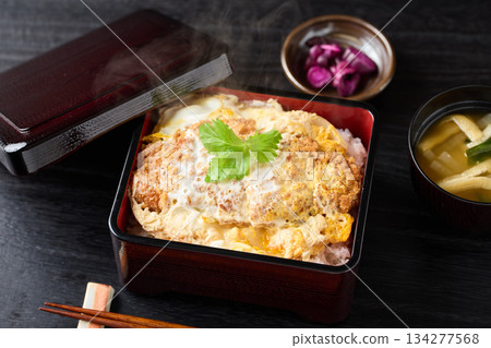 一份豐盛的、新鮮出爐的豬排飯 一份豐盛的、新鮮出爐的豬排飯 134277568