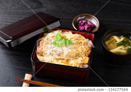 一份豐盛的、新鮮出爐的豬排飯 一份豐盛的、新鮮出爐的豬排飯 134277569
