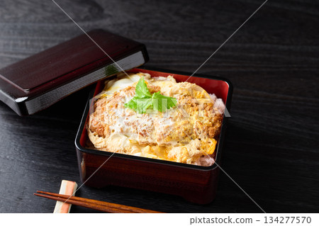 一份豐盛的、新鮮出爐的豬排飯 一份豐盛的、新鮮出爐的豬排飯 134277570