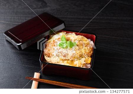 一份豐盛的、新鮮出爐的豬排飯 一份豐盛的、新鮮出爐的豬排飯 134277571