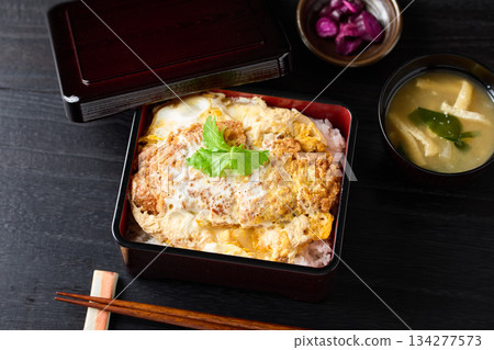 一份豐盛的、新鮮出爐的豬排飯 134277573