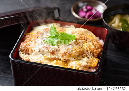 一份豐盛的、新鮮出爐的豬排飯 一份豐盛的、新鮮出爐的豬排飯 134277582