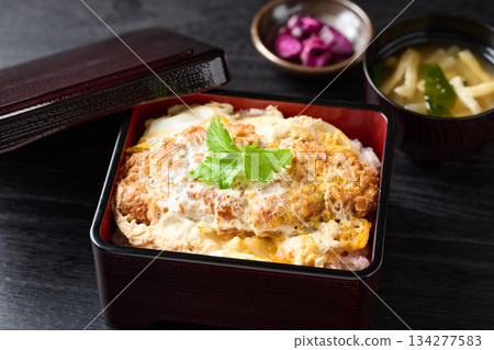 一份豐盛的、新鮮出爐的豬排飯 134277583