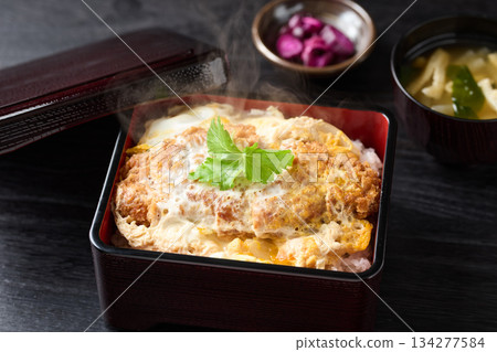 一份豐盛的、新鮮出爐的豬排飯 134277584