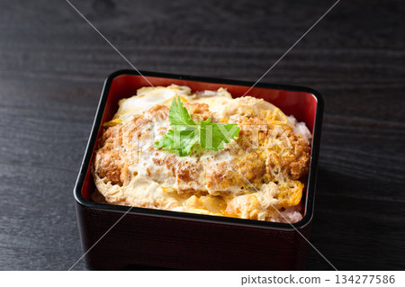 一份豐盛的、新鮮出爐的豬排飯 一份豐盛的、新鮮出爐的豬排飯 134277586