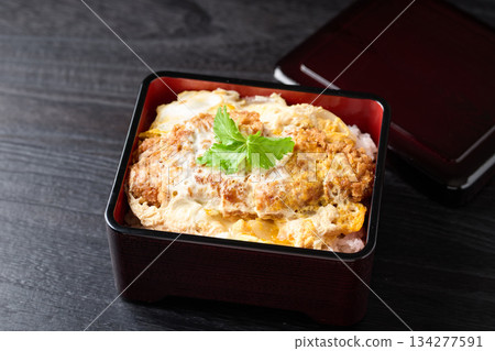 一份豐盛的、新鮮出爐的豬排飯 134277591