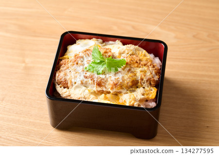 一份豐盛的、新鮮出爐的豬排飯 134277595