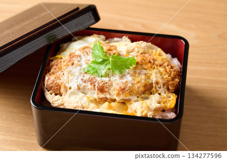 一份豐盛的、新鮮出爐的豬排飯 134277596