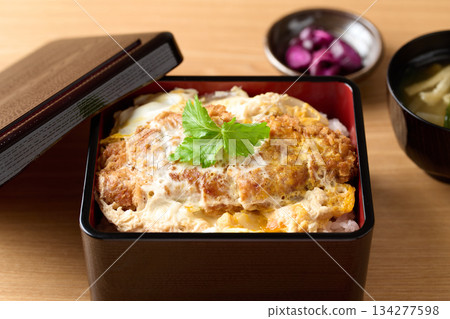 一份豐盛的、新鮮出爐的豬排飯 一份豐盛的、新鮮出爐的豬排飯 134277598