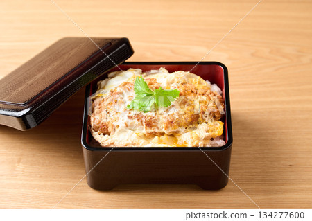 一份豐盛的、新鮮出爐的豬排飯 一份豐盛的、新鮮出爐的豬排飯 134277600