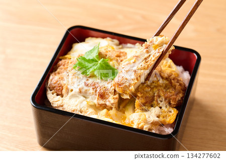 一份豐盛的、新鮮出爐的豬排飯 一份豐盛的、新鮮出爐的豬排飯 134277602