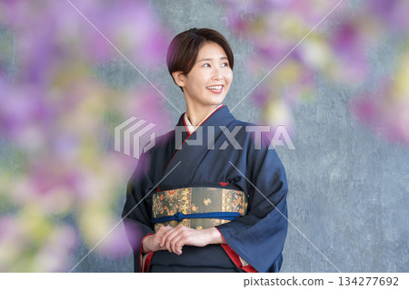 A smiling woman in a kimono 134277692