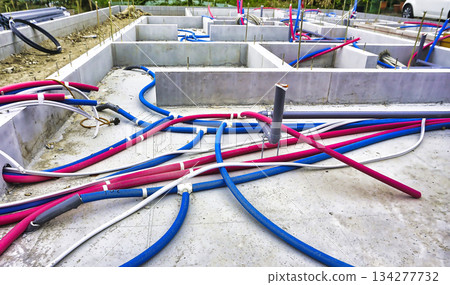 公寓大樓地基中供水管和排水管道的基礎工程 公寓大樓地基中供水管和排水管道的基礎工程 134277732