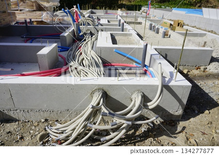 公寓大樓和建築工地安裝的混凝土塊 134277877