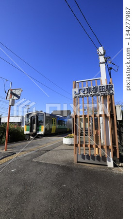 JR九琉璃線東橫田站,一列九琉璃線列車正緩緩駛入月台。 JR九琉璃線東橫田站,一列九琉璃線列車正緩緩駛入月台。 134277987