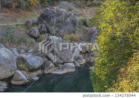 Early winter scenery of the Kizugawa River, Kasagi Town, Kyoto Prefecture 134278044