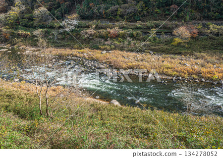 Early winter scenery of the Kizugawa River, Kasagi Town, Kyoto Prefecture Early winter scenery of the Kizugawa River, Kasagi Town, Kyoto Prefecture 134278052