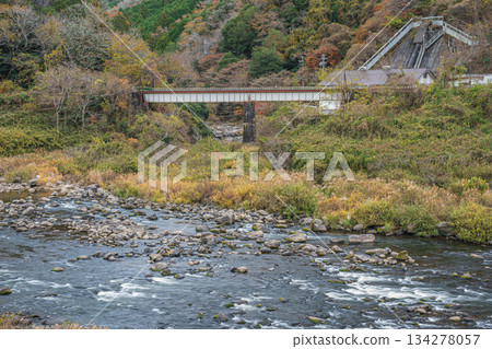 京都府笠木町木津川關西本線鐵路橋的初冬景色 134278057