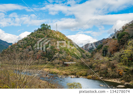 Early winter scenery of the Kizugawa River, Kasagi Town, Kyoto Prefecture 134278074