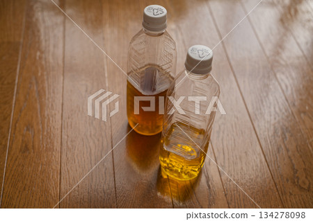 一瓶喝了一半的塑膠茶 一瓶喝了一半的塑膠茶 134278098