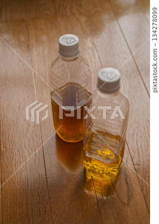 一瓶喝了一半的塑膠茶 一瓶喝了一半的塑膠茶 134278099