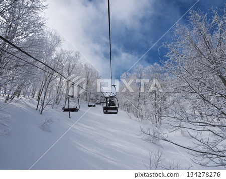 Winter at Madarao Kogen Ski Resort: The third lift leads to the ungroomed upper giant course 134278276