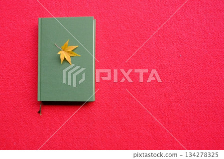 楓葉和閱讀的圖片素材 134278325