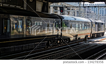 JR九州的「九州七星號」觀光列車從博多站出發。 134278356