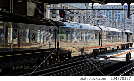 JR九州的「九州七星號」觀光列車從博多站出發。 134278357