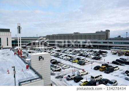 北海道新千歲機場B停車場被白雪覆蓋，背景是國內航廈。 134278434